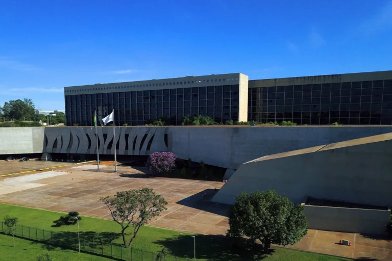 STJ nega pedido do Rumble e de empresa de Trump para intimar Moraes