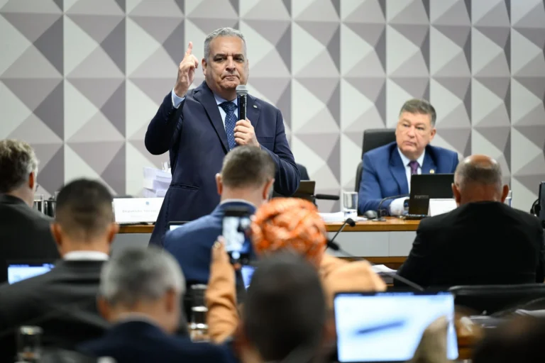 Após bate-boca, relator da CPMI diz que processará Lindbergh Farias