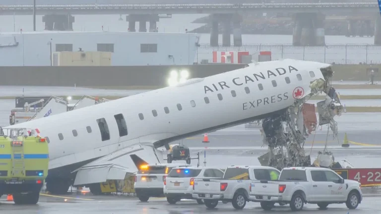 Aeroporto LaGuardia reabre após acidente envolvendo aeronave da Air Canada