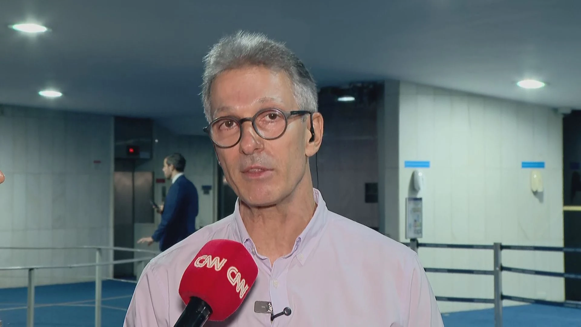 À CNN, Zema volta a acusar STF de viver 