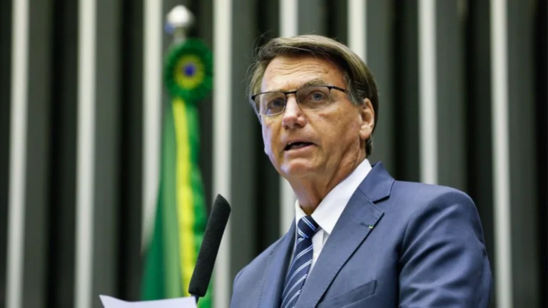 Bolsonaro segue tratando pneumonia; não há previsão de alta, diz boletim