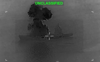 Vídeo mostra ataque dos EUA e porta-drones iraniano em chamas