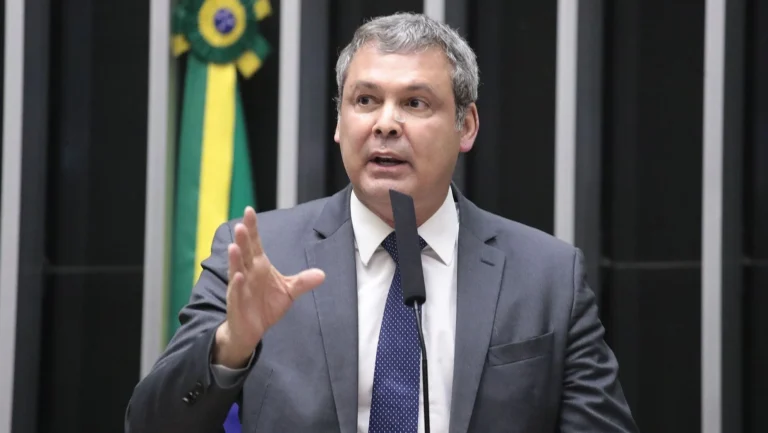 Lindbergh aciona PGR contra Campos Neto por atuação no caso Banco Master
