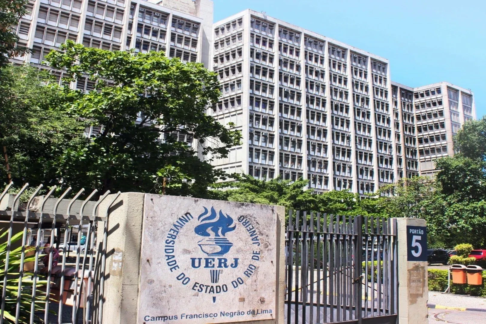 Quatro pessoas são assaltadas dentro do campus da Maracanã da UERJ