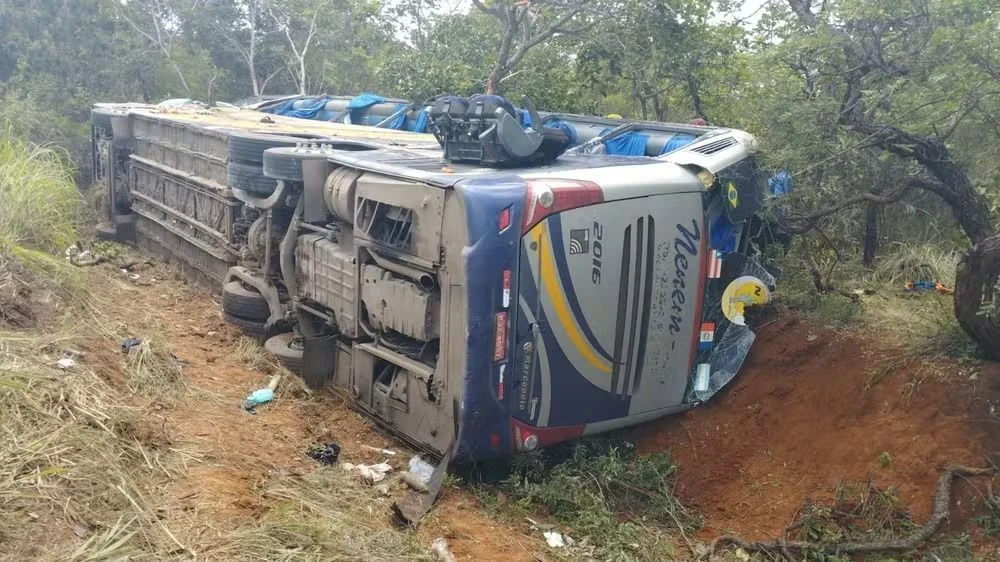 Acidente de ônibus deixa dois mortos e dezenas de feridos em Minas Gerais