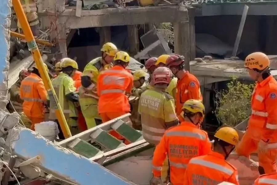 Idoso de 87 anos é resgatado com vida após desabamento em BH; vídeo