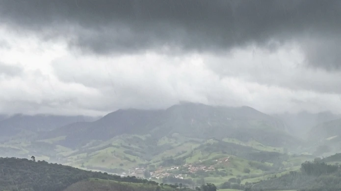 Chuvas e frentes frias mantêm instabilidade no país; veja previsão do tempo