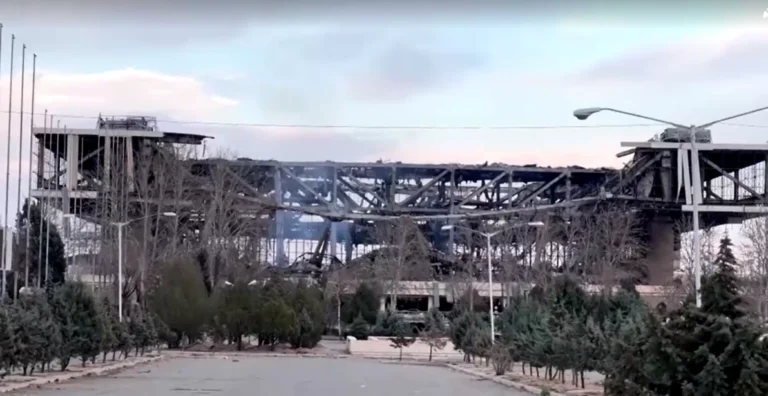 Fumaça é vista sobre o Estádio Azadi em Teerã após ataque