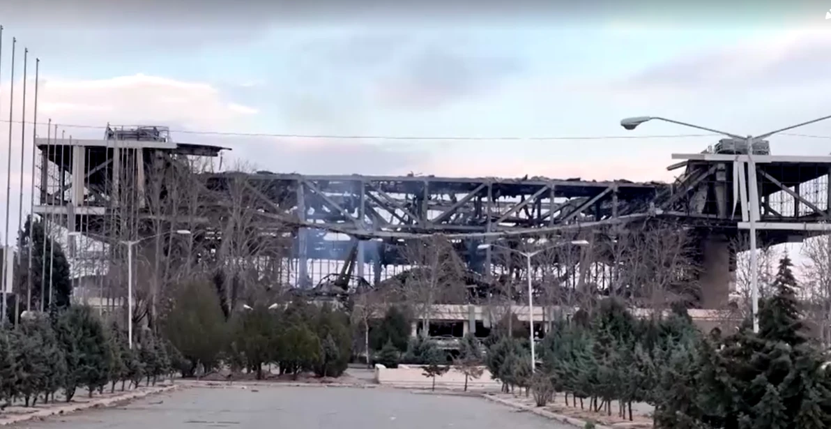 Fumaça é vista sobre o Estádio Azadi em Teerã após ataque