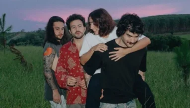 O que diferencia Foto em Grupo de Anavitória, Lagum e Daparte