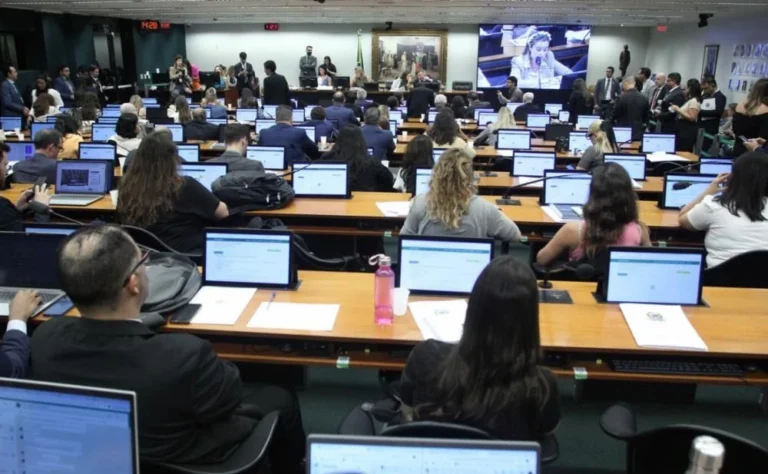 Prioridade do governo, fim da escala 6×1 começará a ser debatido na CCJ