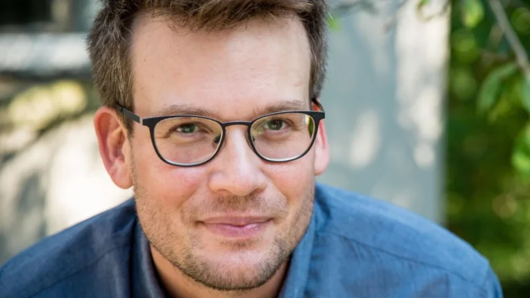 Após 9 anos, novo romance ficcional de John Green será lançado no Brasil