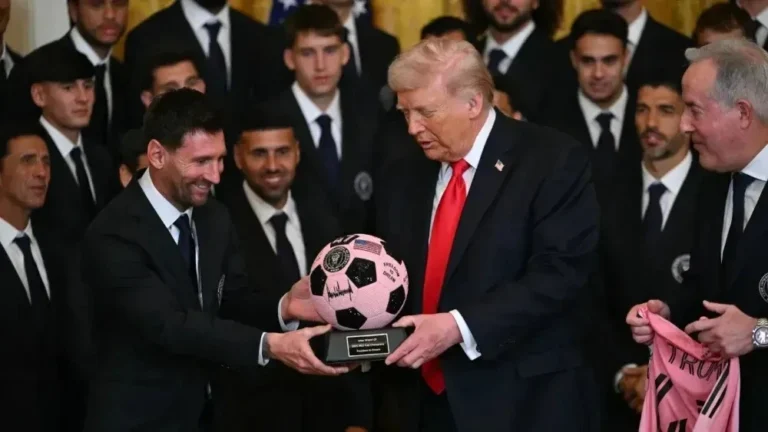Lionel Messi dá presente especial a Trump em evento na Casa Branca