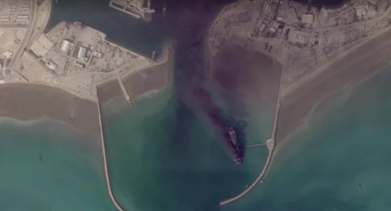 Imagens de satélite mostram navios do Irã em chamas; veja fotos