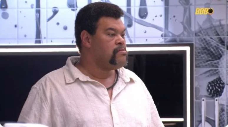 Resumo BBB 26: madrugada tem Milena provocando caos e Samira expulsa do quarto