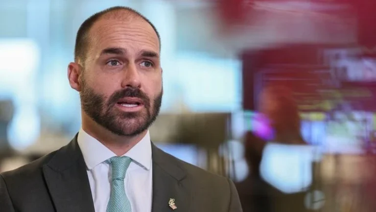 Moraes marca interrogatório de Eduardo Bolsonaro para 14 de abril