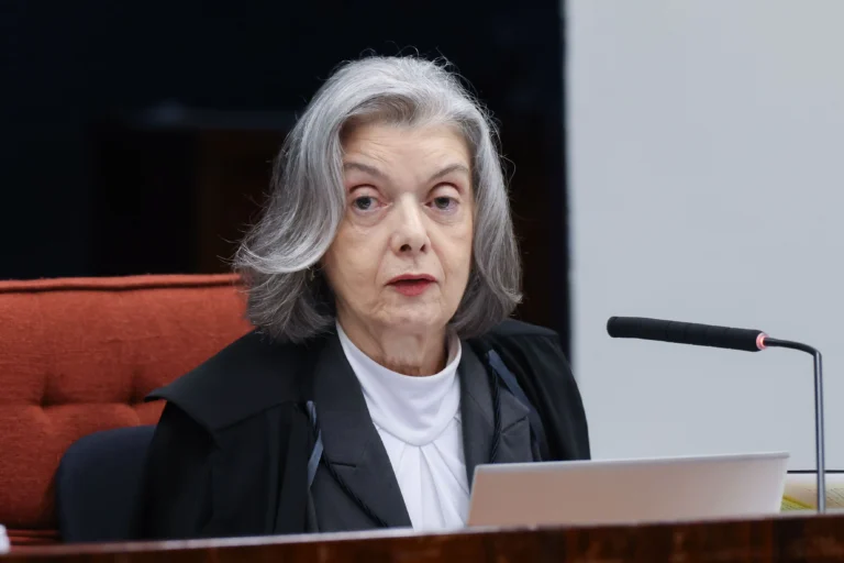STF precisa se “debruçar” sobre questionamentos públicos, diz Cármen Lúcia