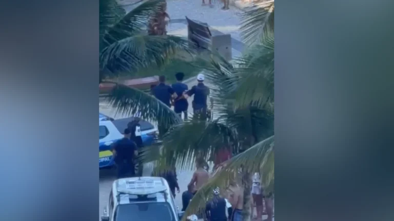 Vídeo: Adolescente furta celular e é agredido por banhistas em praia de SP