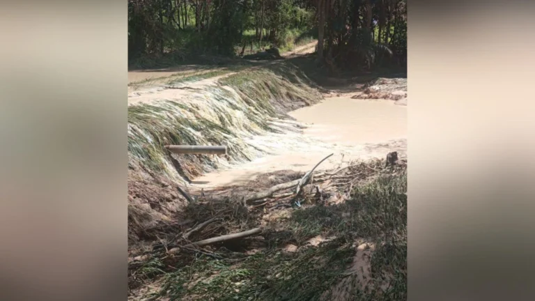 Lagoa se rompe e casal de idosos fica ilhado em comunidade rural de MG