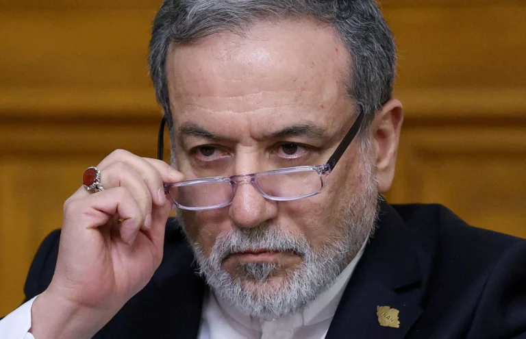 Chanceler do Irã conversa com autoridades do Paquistão sobre cessar-fogo