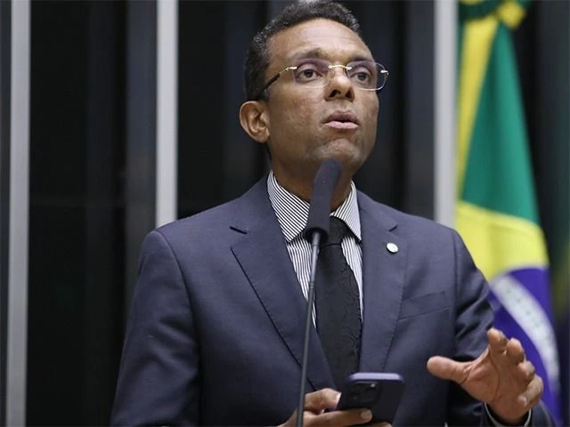 Otoni critica “defensores da família” que são contrários ao fim da 6×1