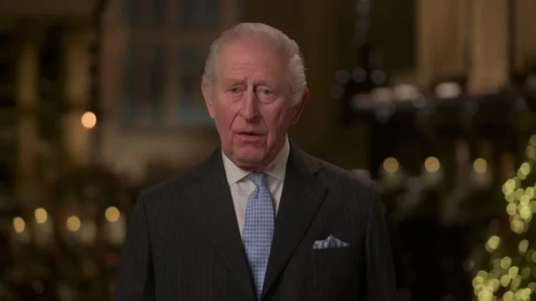 Rei Charles III chega aos EUA para visita oficial