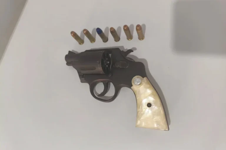 Adolescente de 16 anos é apreendido com arma dentro de escola na Bahia