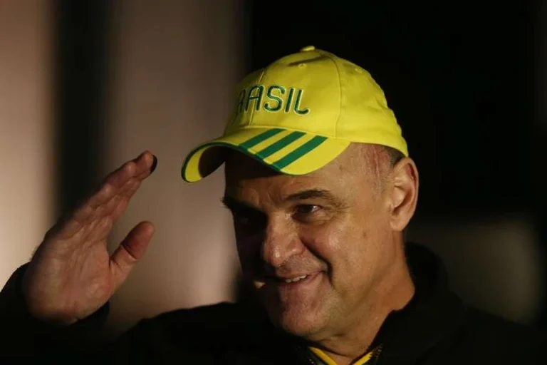 Oscar Schmidt é cremado usando a camisa da seleção brasileira de basquete