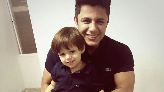 Filho de Cristiano Araújo choca fãs pela semelhança com o cantor; veja