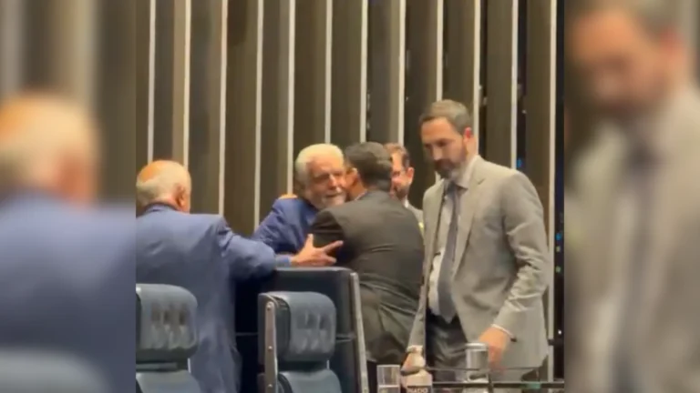 Vídeo: após rejeição de Messias, Alcolumbre abraça Jaques Wagner