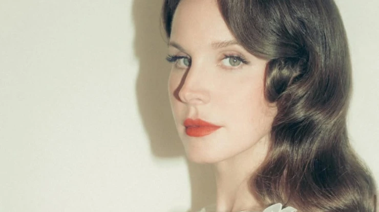 Lana Del Rey lança single que será tema de novo jogo de James Bond
