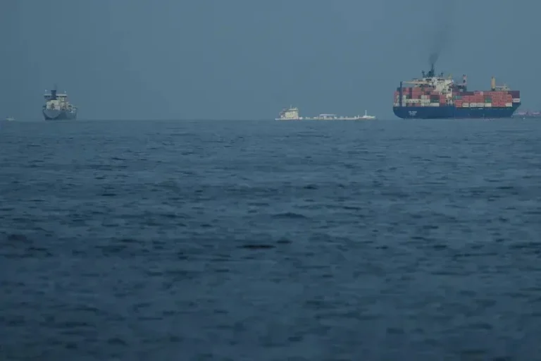 Pelo menos dois navios são atingidos por disparos em Ormuz, diz agência
