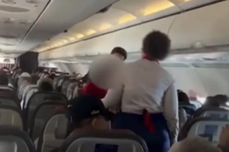 Pastora mirim faz pregação em voo e é contida por comissários. Veja vídeo