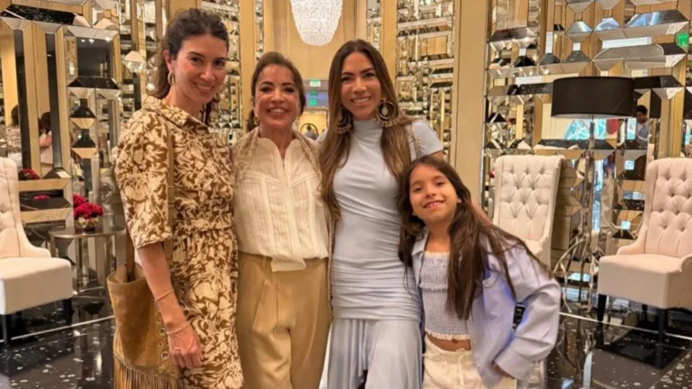 Patricia Abravanel posa com a família e machucado no rosto assusta fãs