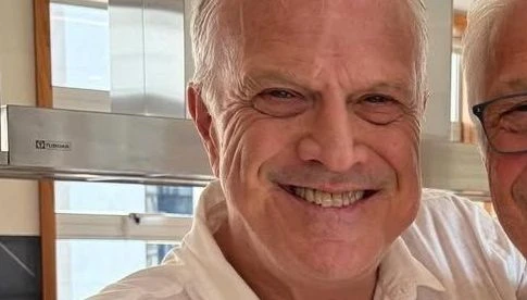 Pedro Bial posa com irmão e web se impressiona com semelhança