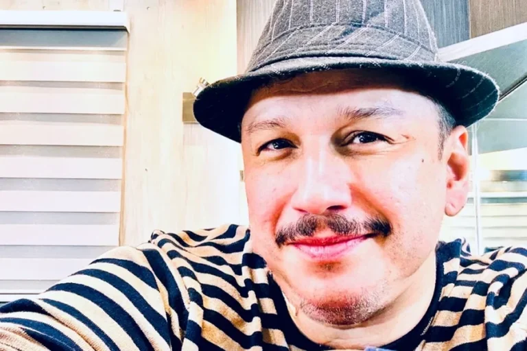 Ator da Netflix supera depressão, trata ansiedade e celebra nova fase