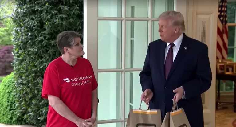 Trump “recebe” delivery na Casa Branca para divulgar política fiscal