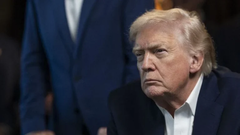 Trump diz que Irã está em colapso financeiro e não paga militares
