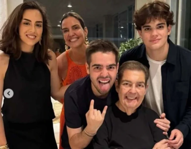 Faustão aparece em foto rara ao lado da família, e filho cita anos difíceis