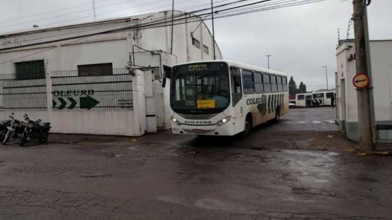 Funcionário morre prensado entre dois ônibus durante trabalho em garagem de empresa no RS