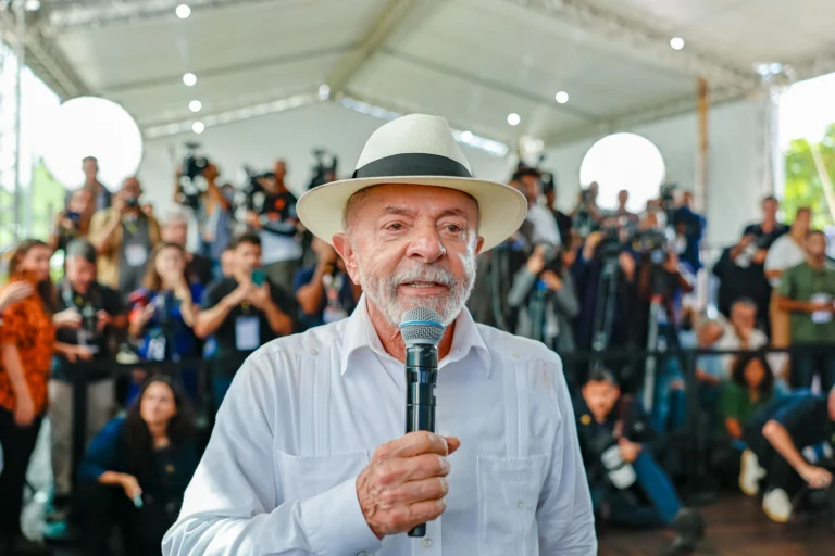 Lula insiste em defender ações do governo e adia início da pré-campanha