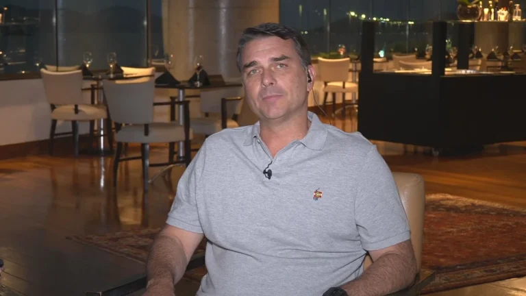 Flávio aposta em gesto de Trump para reverter crise após áudio a Vorcaro