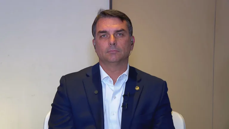 À CNN, Flávio diz: “O que eu poderia oferecer como senador? Nada”