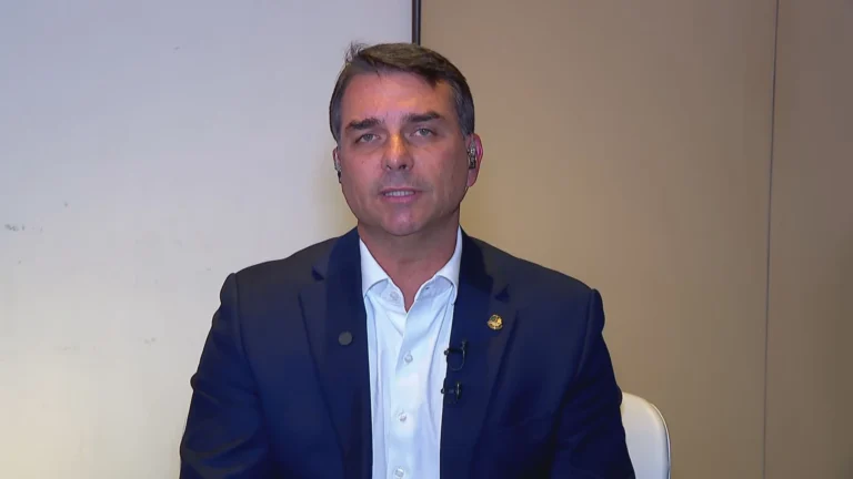 À CNN, Flávio diz confiar 100% em Eduardo e Mário Frias