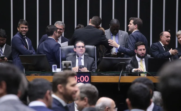 Com sessões extras e trâmite acelerado, Hugo mira votar PEC 6×1 neste mês