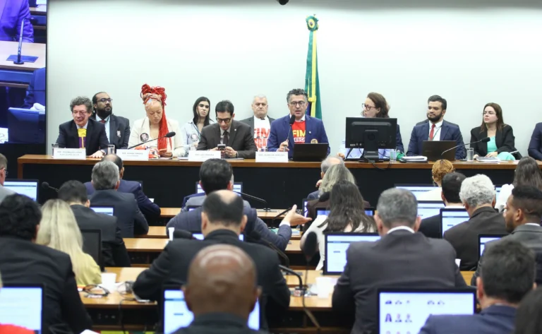 Comissão aprova fim da escala 6×1; texto vai ao plenário da Câmara