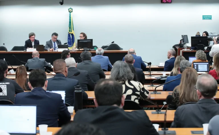 Empresários se posicionam contra fim da 6×1 em comissão na Câmara