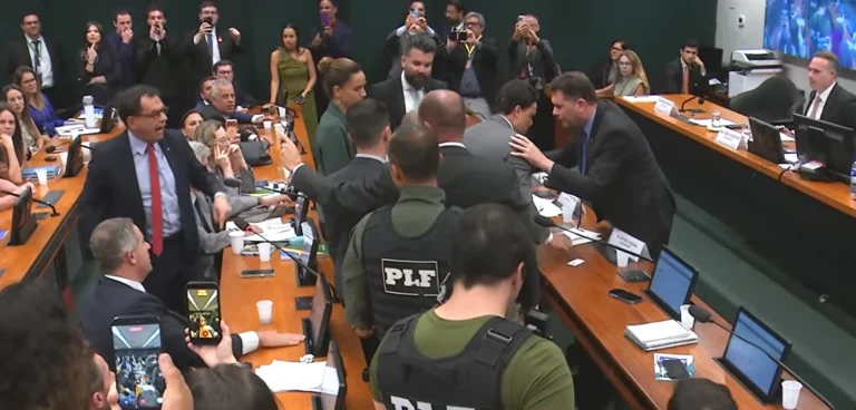 Câmara suspende sessão após discussão generalizada entre deputados