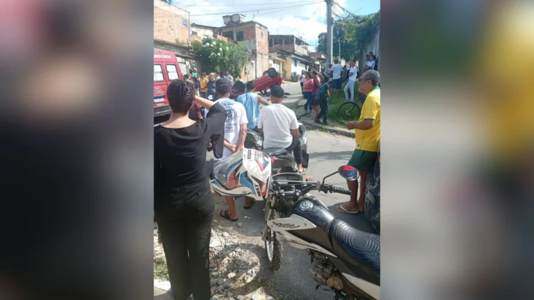 Carro que levava crianças para a escola capota e deixa feridos no RJ