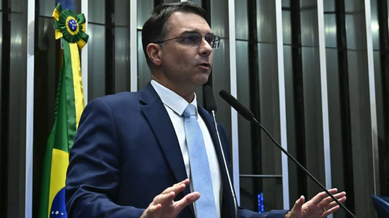 Adversários vão explorar intimidade de Flávio com Vorcaro: “irmão”